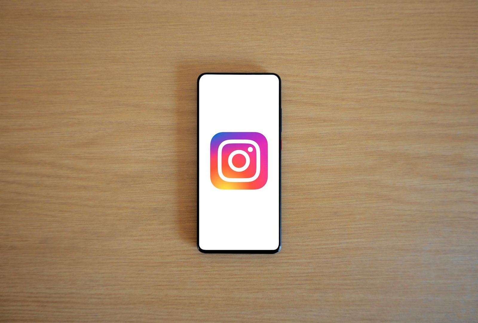 Para criar anúncios no Instagram que não pareçam publicidade, foque em conteúdo autêntico e de valor que se assemelhe a posts