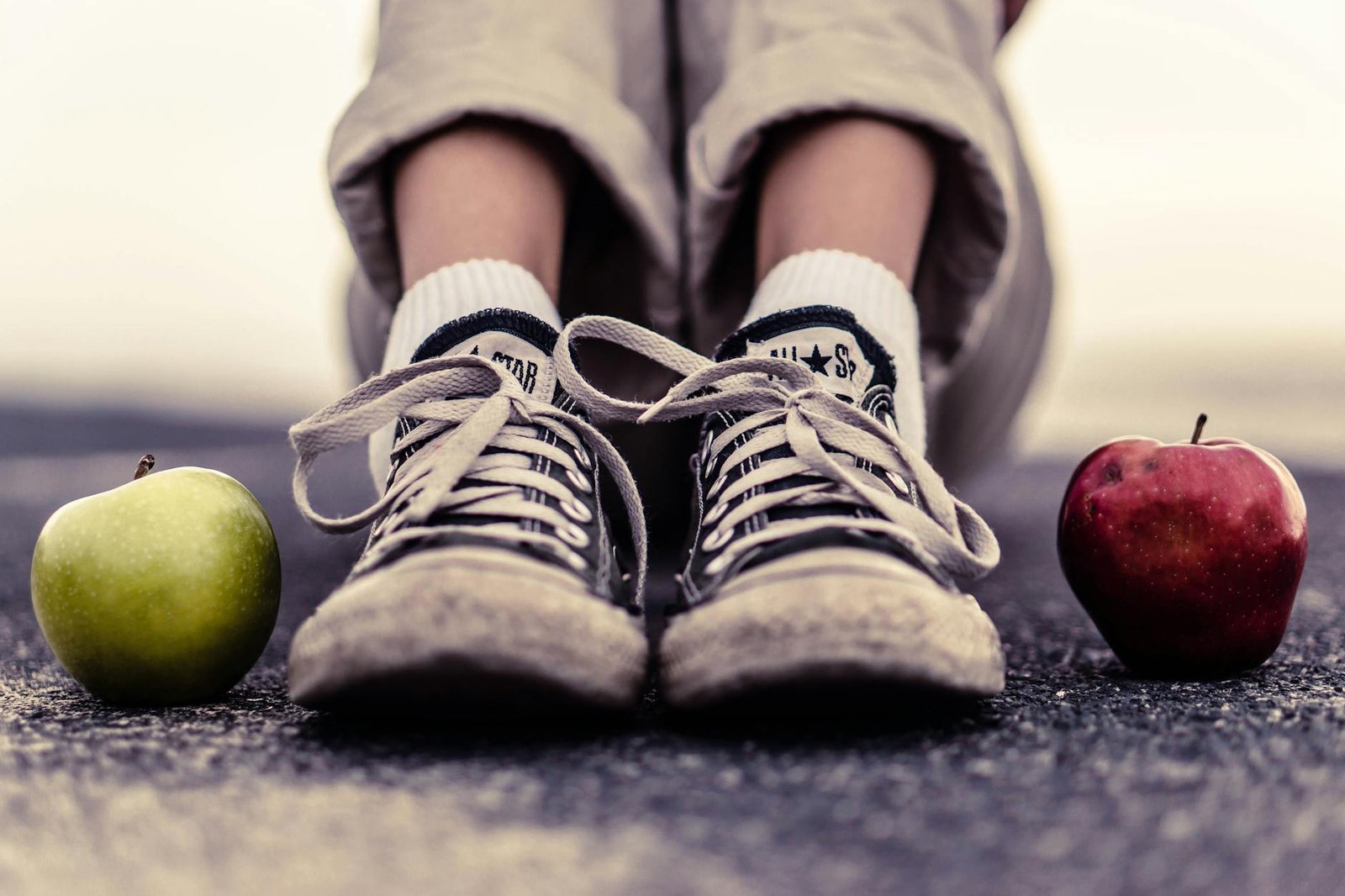 Para escolher o tênis de basquete ideal para evitar lesões no tornozelo, priorize modelos com bom suporte lateral, amortecime