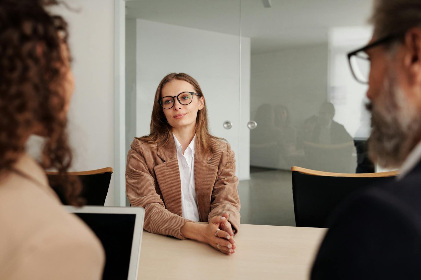 Como se Vestir para Entrevista de Emprego (Mulher): Guia Completo para Causar a Melhor Impressão — como se vestir para entrev