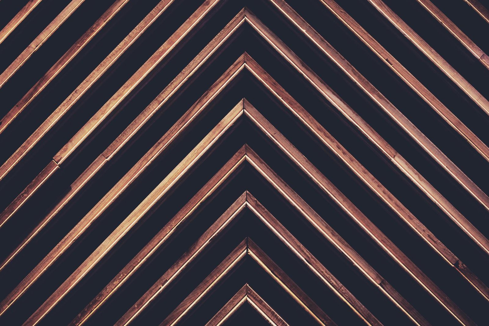 Para entender a diferença entre animação frame a frame e interpolada e qual escolher, a animação frame a frame envolve desenh