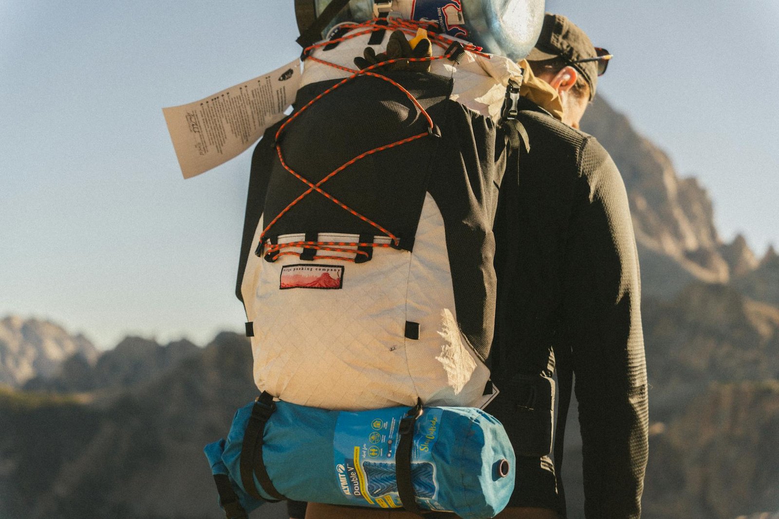 Para entender a diferença entre escalada indoor e em rocha, é crucial saber que a indoor ocorre em paredes artificiais com ag