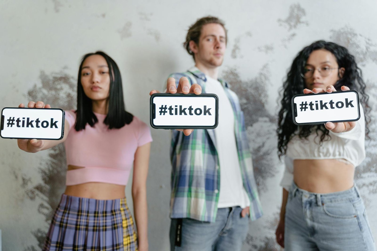 Para o Marketing de Moda no TikTok, as passarelas agora dependem de sons virais porque a plataforma oferece um alcance orgâni