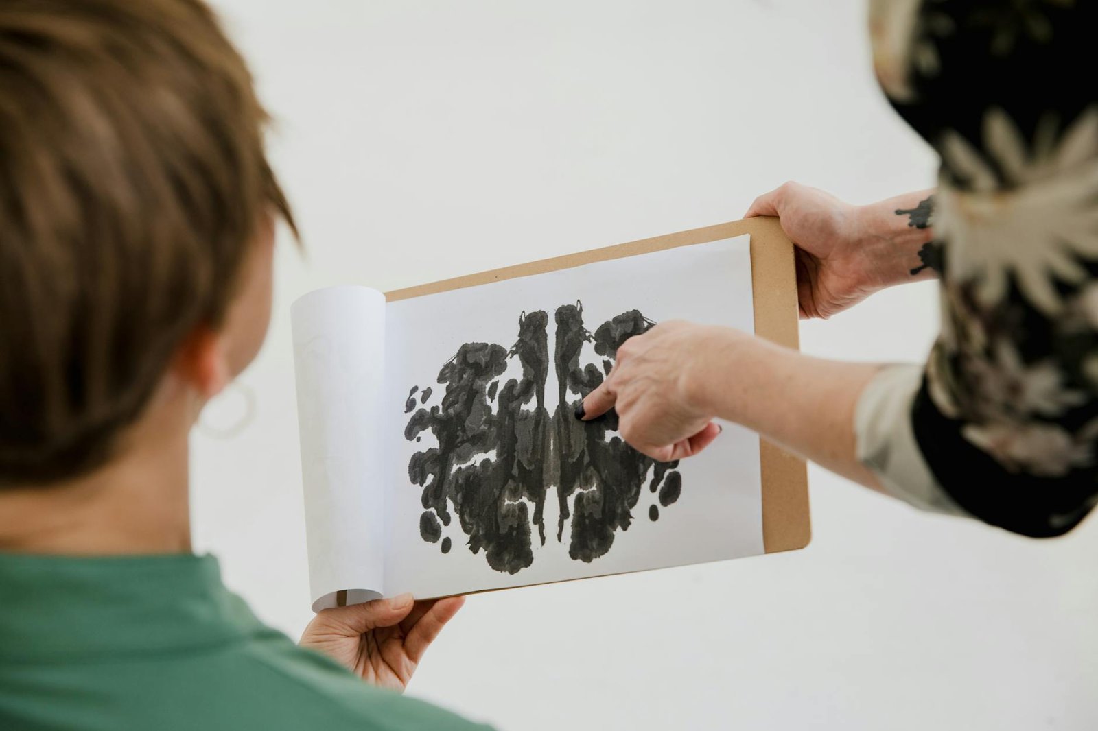 Para entender a Psicologia das Cores no Branding, é crucial saber que as cores evocam emoções e associações subconscientes, i